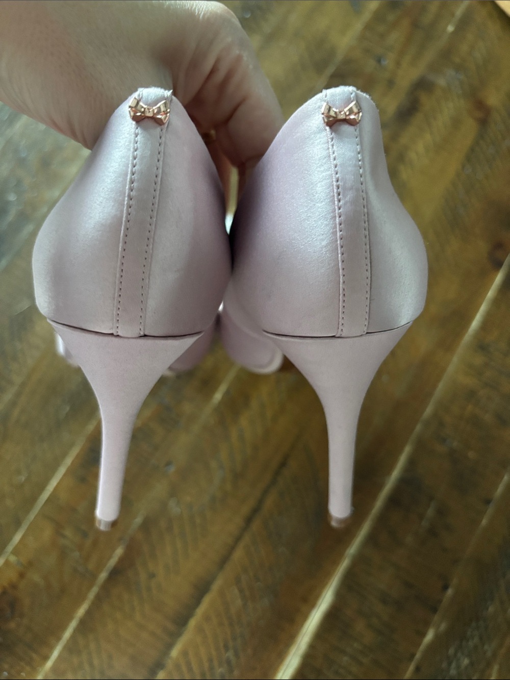 Ted Baker London Light Pink Satin Pumps with Crystal Embellished Bow in Size 37 - Picture 7 of 9